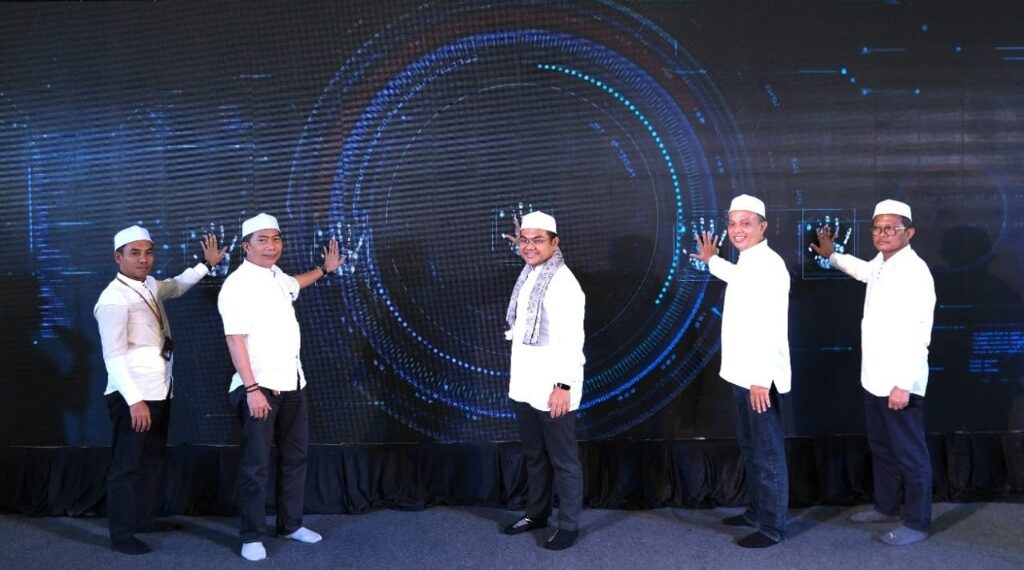 Deputi Bidang SDM, Teknologi & Informasi Kementerian BUMN Tedi Bharata (tengah) dan CSR Program BUMN Senior Officer SIG Abdul Manan (2 kanan) melakukan kick off Program Bakti BUMN untuk Santri di Ponpes Assalafi Al Fithrah, Surabaya, Rabu (14/9/2022). (ist)