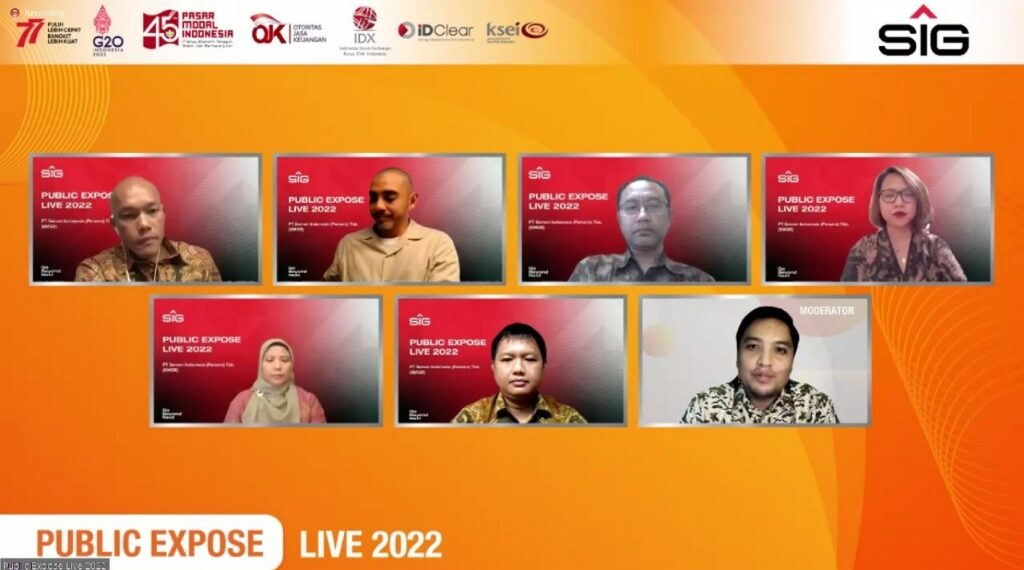 Direktur Keuangan & Manajemen Risiko SIG Andriano Hosny Panangian (atas kiri), Direktur Bisnis & Pemasaran SIG Aulia Mulki Oemar (atas 2 kiri) bersama manajemen SIG pada acara Public Expose Live 2022. (ist)