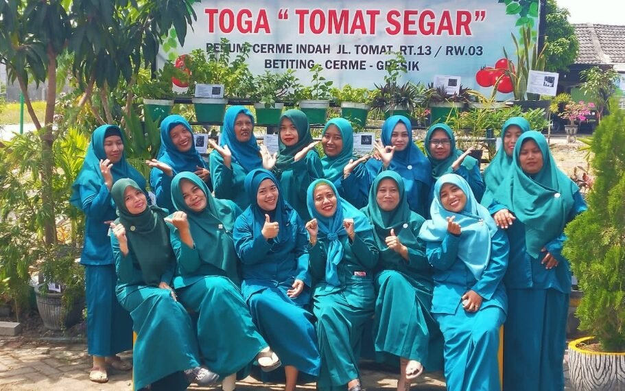 Ibu-ibu PKK RT 13 RW 03 saat foto bersama setelah lomba Bank sampah dan Toga