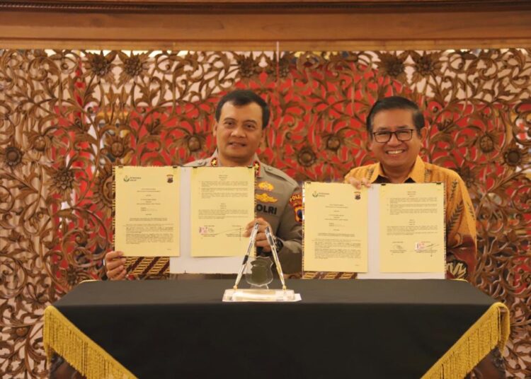 Direktur Utama Petrokimia Gresik, Dwi Satriyo Annurogo bersama Kapolda Jawa Tengah, Irjen Pol Ahmad Luthfi saat penandatangan Nota Kesepahaman di Semarang, Senin (19/9).