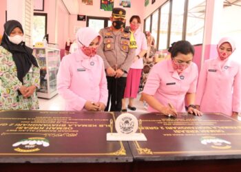 Ketua Yayasan Kemala Bhayangkari (YKB) Daerah Jawa Timur, Ny. Ully Nico Afinta saat meresmikan Oemah Kreasi