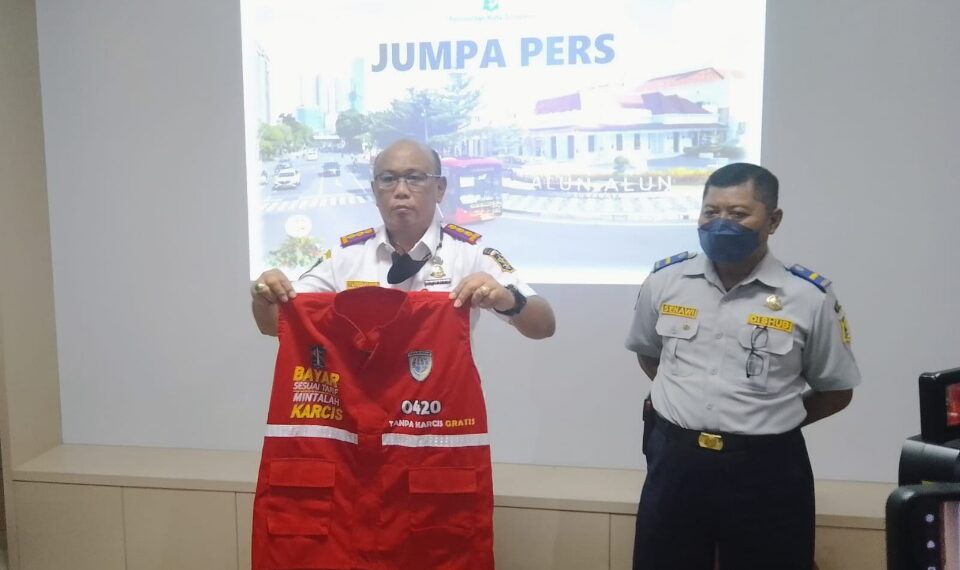 Kadishub Surabaya: Masyarakat Harus Berani Minta Karcis ke Jukir 1 Kadishub Kota Surabaya Tundjung Iswandaru menunjukkan rompi baru jukir saat konferensi pers di Gedung Eks Humas Pemkot Surabaya, Selasa (27/9/2022). (foto: hari)