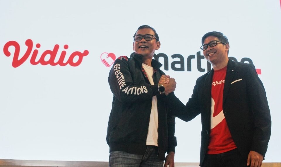 KOLABORASI: Hermansyah Arifin, Chief Product & Service Strategy Smartfren bersama Hadikusuma Wahab, Chief of Product Vidio saat launching, Selasa (27/9/2022). (ist)