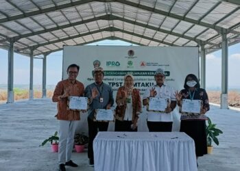Penandatanganan kerjasama pengelolaan Tempat Pengolahan Sampah Terpadu (TPST) Samtaku Buluh Socah, Bangkalan Madura Jawa Timur
