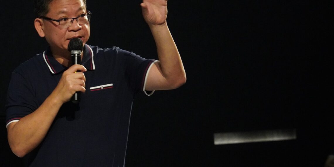 Sharing Praktisi Implementasi AI di Dunia Perbankan AS di UK Petra 1 Agus Sudjianto, Executive Vice President, Head of Corporate model risk wells Fargo saat sharing di hadapan mahasiswa dan pelaku industri di UK Petra, Jumat (2/9/2022). (ist)