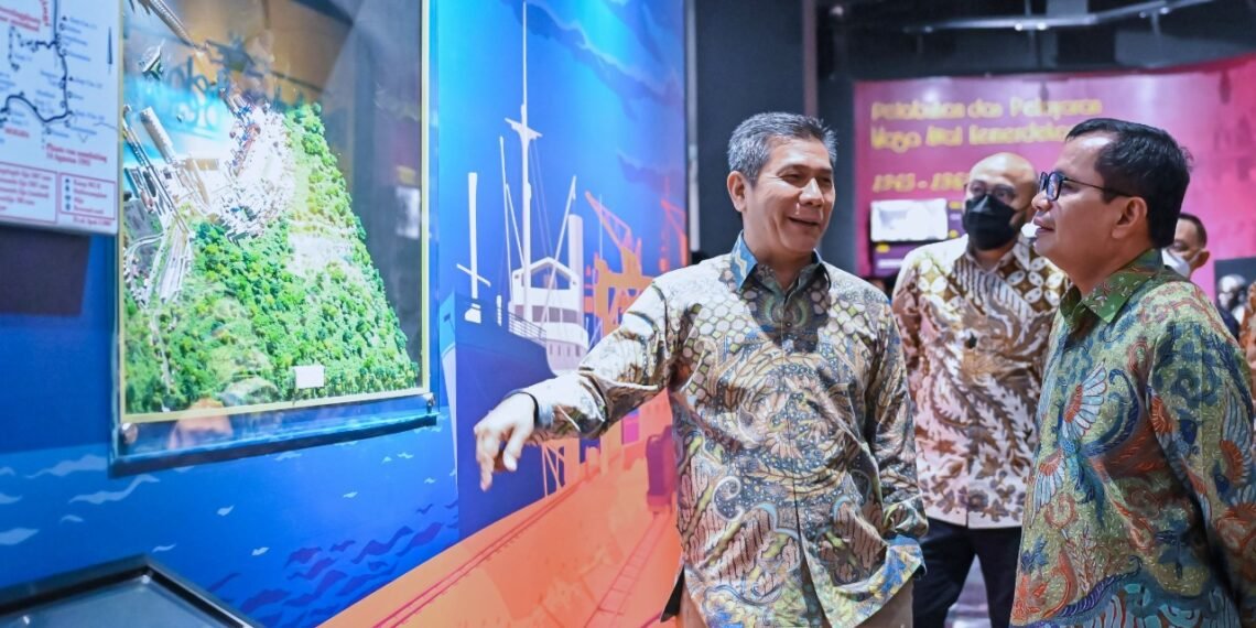 Dirut Pelindo Arif Suhartono (kiri) bersama Dirut SIG Donny Arsal mengunjungi Museum Maritim Indonesia usai penandatanganan perjanjian induk kerjasama sinergi operasional dan pengembangan usaha di Jakarta, Rabu (7/9/2022). (ist)