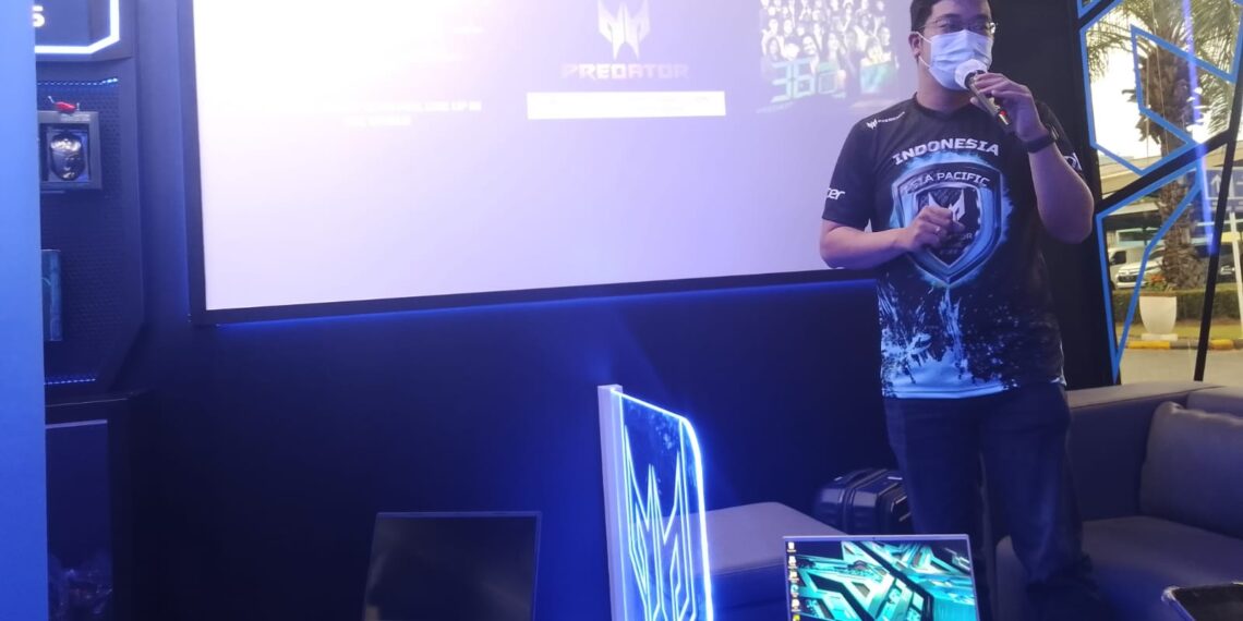 Acer Rilis Jajaran Laptop Gaming, Dilengkapi Pendingin Super Tipis 1 Product Manager Acer Indonesia, Andreas Lesmana saat mengenalkan 3 laptop gaming terbaru Acer kepada media di gerai Predator Store ke-3 di Maspion Square IT Mall Margorejo, Surabaya, Sabtu (10/9/2022). (foto : hari)