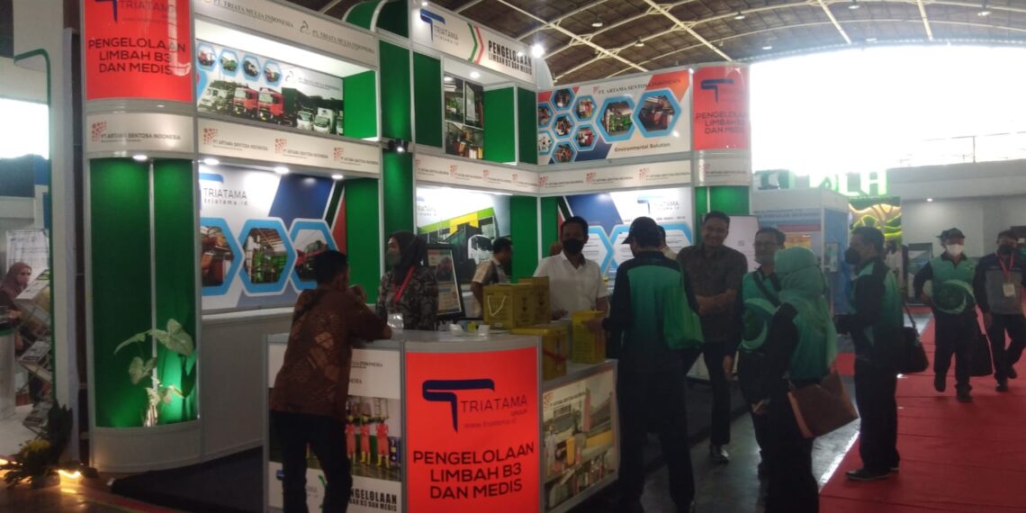 Salah satu stan Pengolahan Limbah B3 dan Medis dalam pameran bertajuk ‘Jatim Enviroment Exhibition Forum 2022’ di JX Internasional Surabaya, Senin - Rabu (12-14/9/2022). (foto : hari)