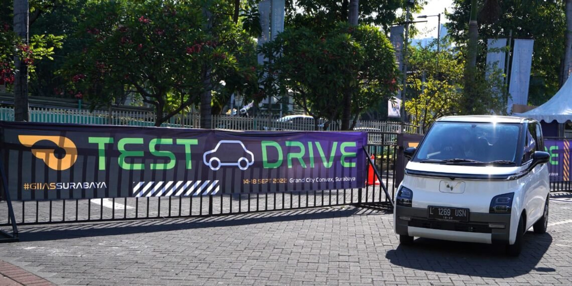 Pengunjung bisa mencoba langsung unit test drive Air ev dari Wuling selama GIIAS Surabaya 2022. (ist)
