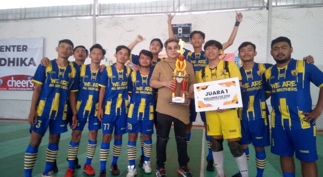 dr. BenJamin menyerahkan piala.