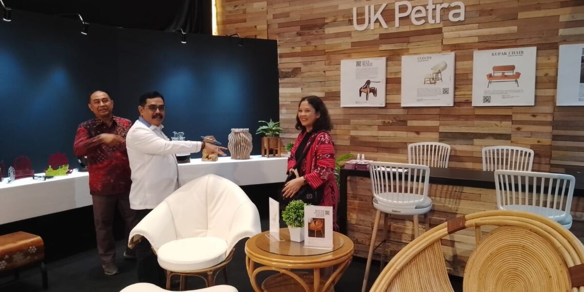 Kadisperindag Jatim Drajat Irawan didampingi Adik Dwi Putranto Ketua Umum Kadin Jatim saat melihat stand peserta Decorintex dari kampus UK Petra Surabaya, Rabu (21/9/2022). (foto: hari)