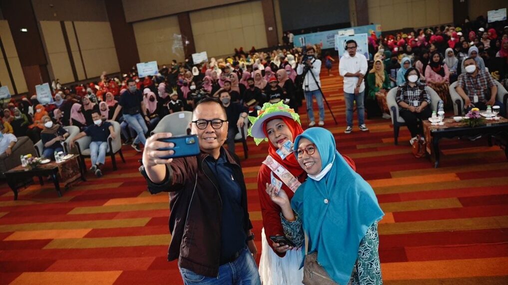 BI Masyarakatkan Rupiah ke Komunitas PKK dan Milenial Surabaya 1 Deputi Kepala BI Jatim Bandoe Widiarto bersama ratusan komunitas PKK di 11 Kecamatan se Surabaya saat edukasi Cinta, Bangga dan Paham (CBP) Rupiah di Dyandra Convention Center, Minggu (2/10/2022). (ist)