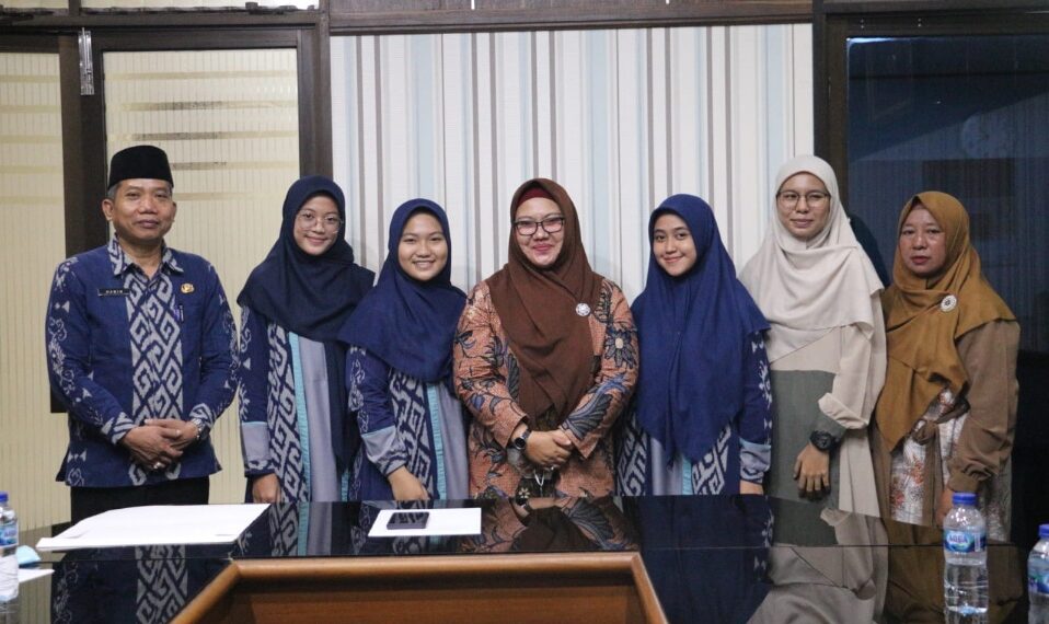 Wakil Bupati Gresik bersama kafilah MTQ yang akan berangkat ke Banjarmasin