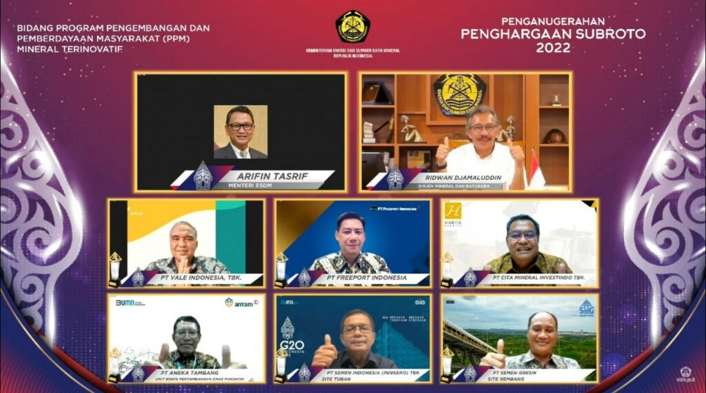 Menteri ESDM Arifin Tasrif (kiri atas), Dirut SIG Donny Arsal (tengah bawah), dan Dirut PT Semen Gresik Subhan (kanan bawah) pada Penganugerahan Penghargaan Subroto 2022 secara virtual, Selasa (4/10/2022). (ist)