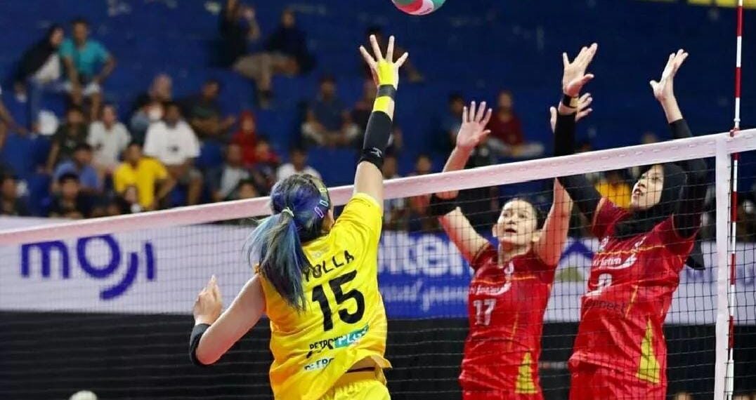 Aksi laga pembuka tim putri Bank Jatim Surabaya saat melawan Gresik Petrokimia Phonska