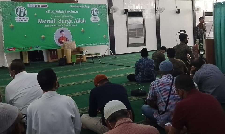 Ustaz Wijayanto dihadapan ratusan
wali murid mulai kelas 1 - 6 SD Al Falah Surabaya dalam Seminar Parenting bertema "Baiti Jannati, Meraih Surga Allah" di Masjid Al Falah Surabaya, Kamis (13/10/2022). (foto : hari)