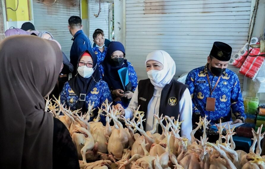 Gubernur Jatim dan Wakil Bupati Gresik saat di pasar Gresik