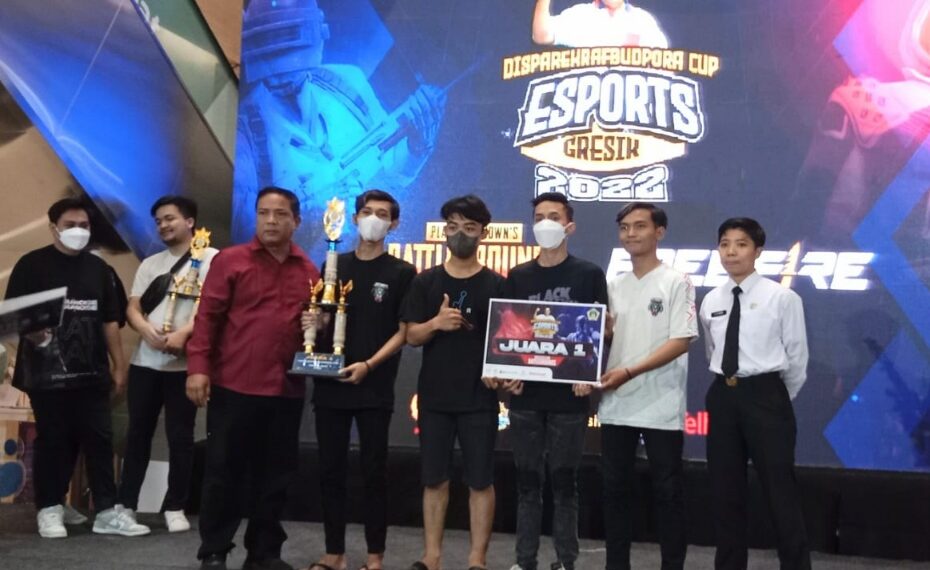 Kabid Olahraga prestasi saat menyerahkan hadiah