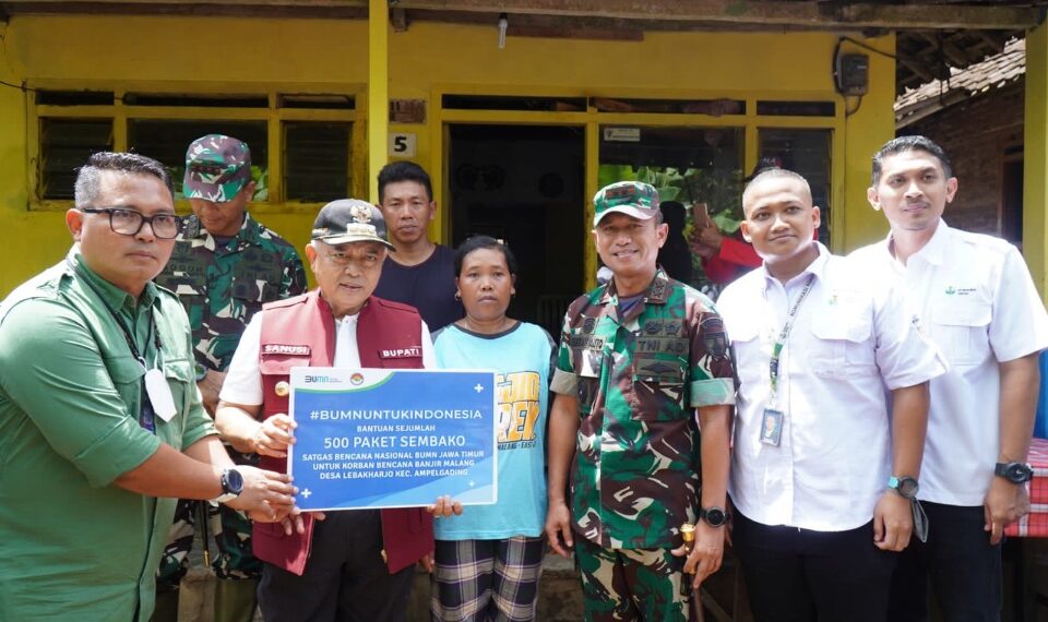 Bantuan 1.500 paket sembako saat disalurkan pada korban bencana alam di Malang