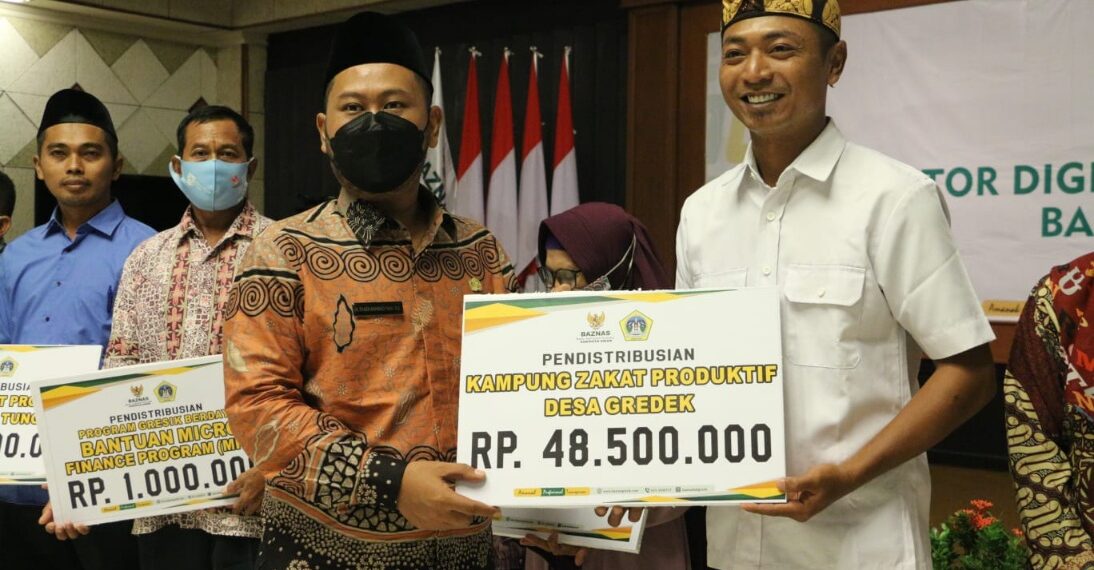 Bupati Gresik saat menerima pendistribusian kampung Zakat Produktif dari Desa Gredek