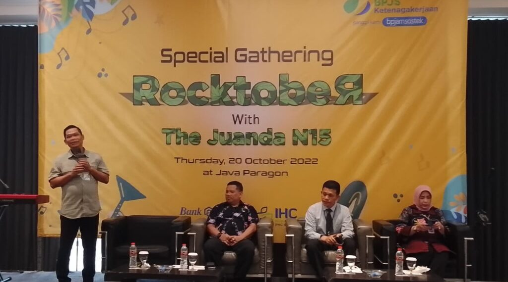 Rudi Susanto (berdiri), Achmad Zaini, Daulat Marpaung dan Purwanti Aminingsih saat acara Spesial Gathering bertajuk "Rocktober with The Juanda N15", Kamis (20/10/2022) di hotel Java Paragon, Surabaya. (foto: hari)