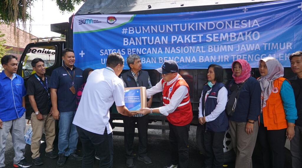 Satgas tanggap bencana Nasional BUMN wilayah JAtim saat menyerahkan paket sembako
