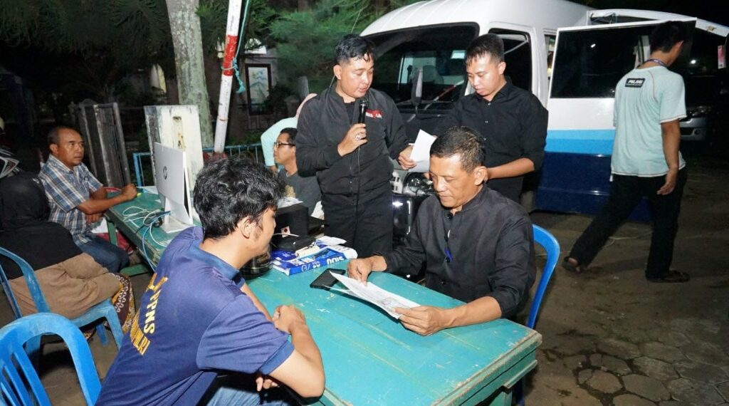 Dispendukcapli Banyuwangi Buka Layanan Adminduk Jemput Bola di Lokasi Bencana Banjir 1 Juang Pribadi bersama petugas saat melayani warga korban banjir