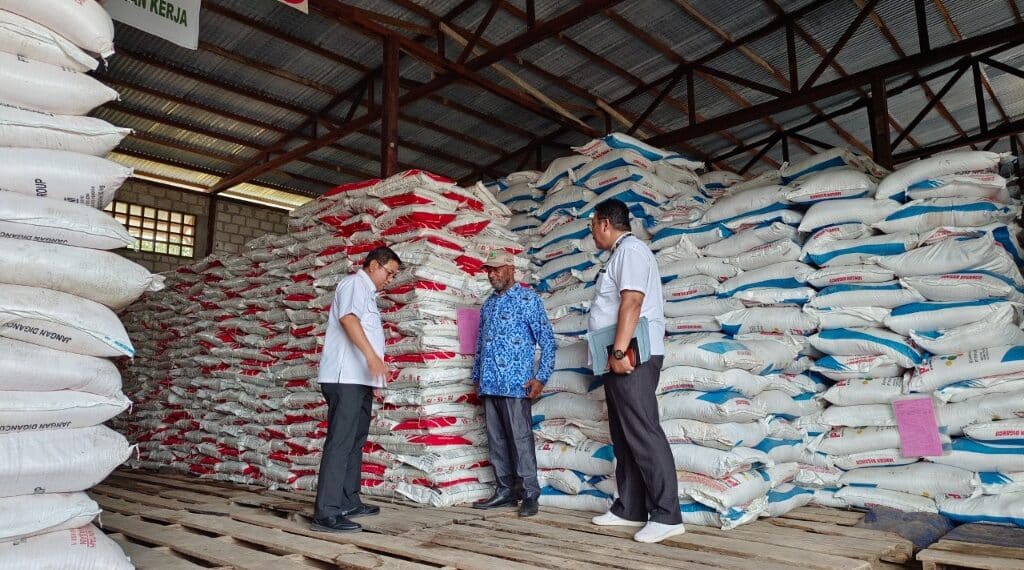 Petrokimia Gresik Pastikan Stok Pupuk Bersubsidi Aman dan Perketat Pengawasan Distribusi 1 Dirut Petrokimia Gresik saat melakukan pengecekan stok pupuk subsidi