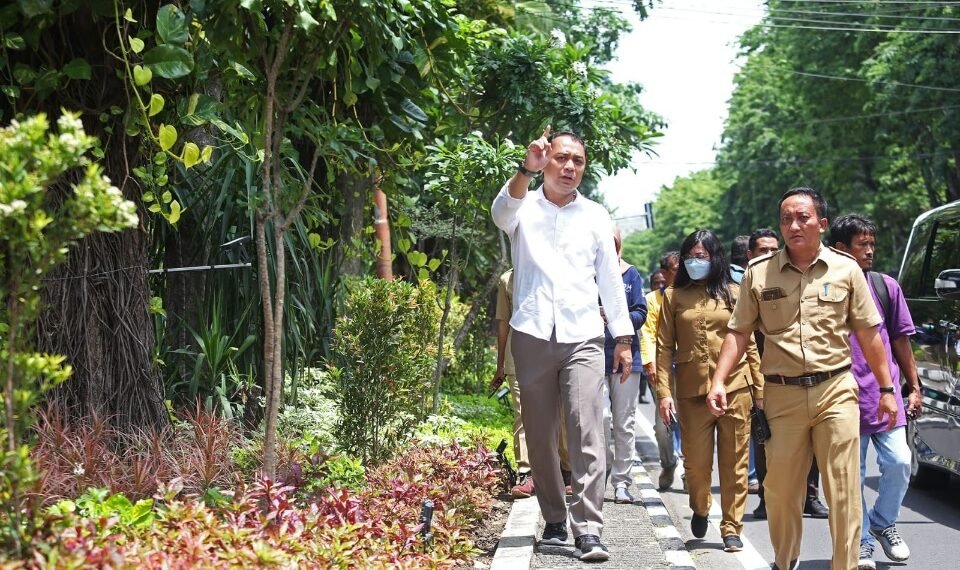 Wali Kota Surabaya Eri Cahyadi saat sidak taman pasif di kawasan Jl. Raya Darmo, Senin (24/10/2022) didampingi Kepala DLH Surabaya, Agus Hebi Djuniantoro serta jajarannya. (ist)