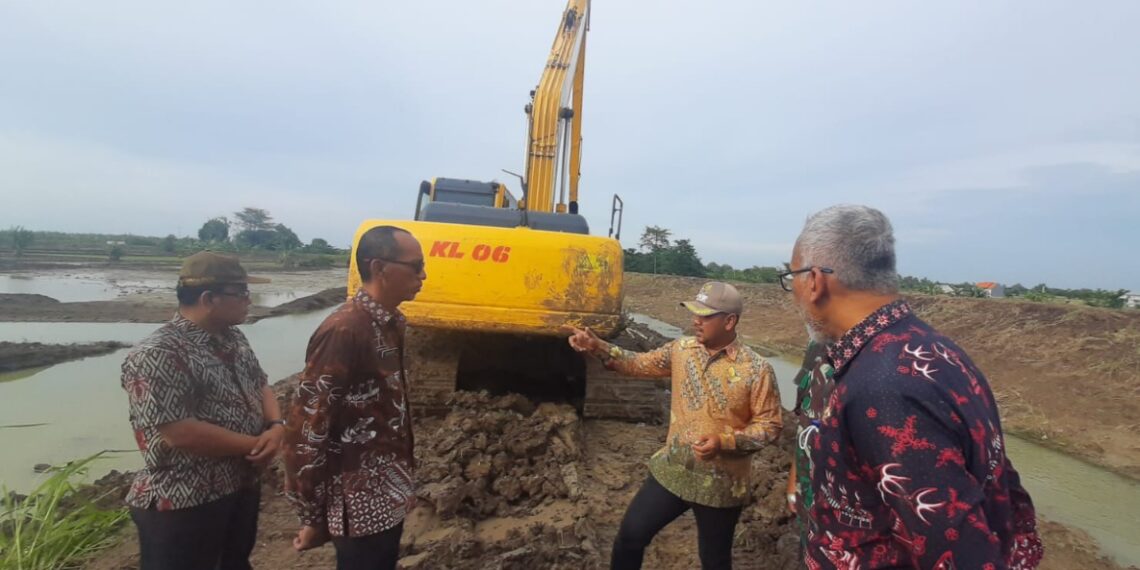 Bupati Gresik saat mengecek perbaikan tanggul yang jebol di Desa Cermen, Kecamatan Kedamean