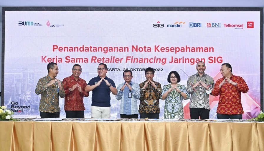 Kolaborasi SIG & Bank Mandiri, BRI, BNI, Telkomsel & LinkAja Tingkatkan Fasilitas Pembiayaan Retailer Toko Bangunan 1 (kiri - kanan) Ronny Venir, Agus Noorsanto, Kartika Wirjoatmodjo, Donny Arsal, Hendri Mulya Syam, Susana Indah K. Indriati, Aulia Mulki Oemar dan Widjayanto pada Penandatanganan MOU Kerja Sama Retailer Financing Jaringan SIG, Rabu (26/10/2022). ((ist)
