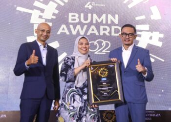 GM of Investor Relations SIG Febriandita Kusuma (tengah) menerima penghargaan dari Founder & CEO The Iconomics Bram S. Putro (kanan) di ajang BUMN Awards 2022 di Le Meridien Hotel, Jakarta, Kamis (27/10/2022). (ist)