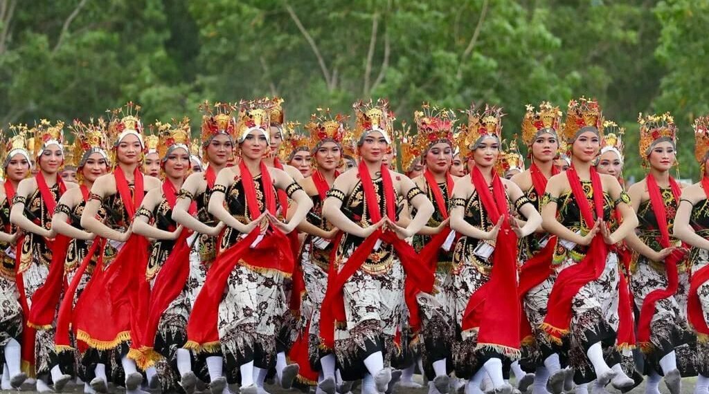 Tari Kolosal Gandrung Sewu Banyuwangi Bikin Takjub Ribuan Wisatawan