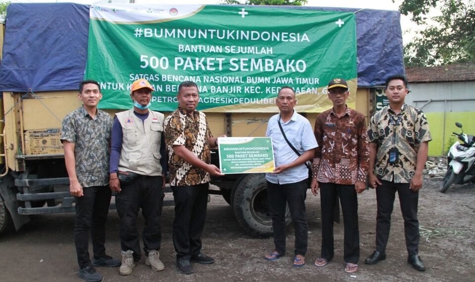 Petrokimia Gresik Salurkan 500 Paket Sembako Untuk Korban Banjir di Desa Cermen 1 Petrokimia Gresik saat serahkan bantuan