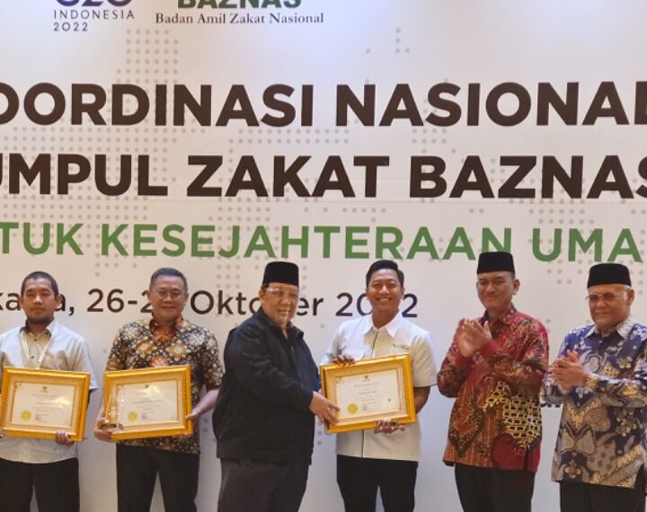 UPZ Baznas Petrokimia Gresik saat meraih penghargaan