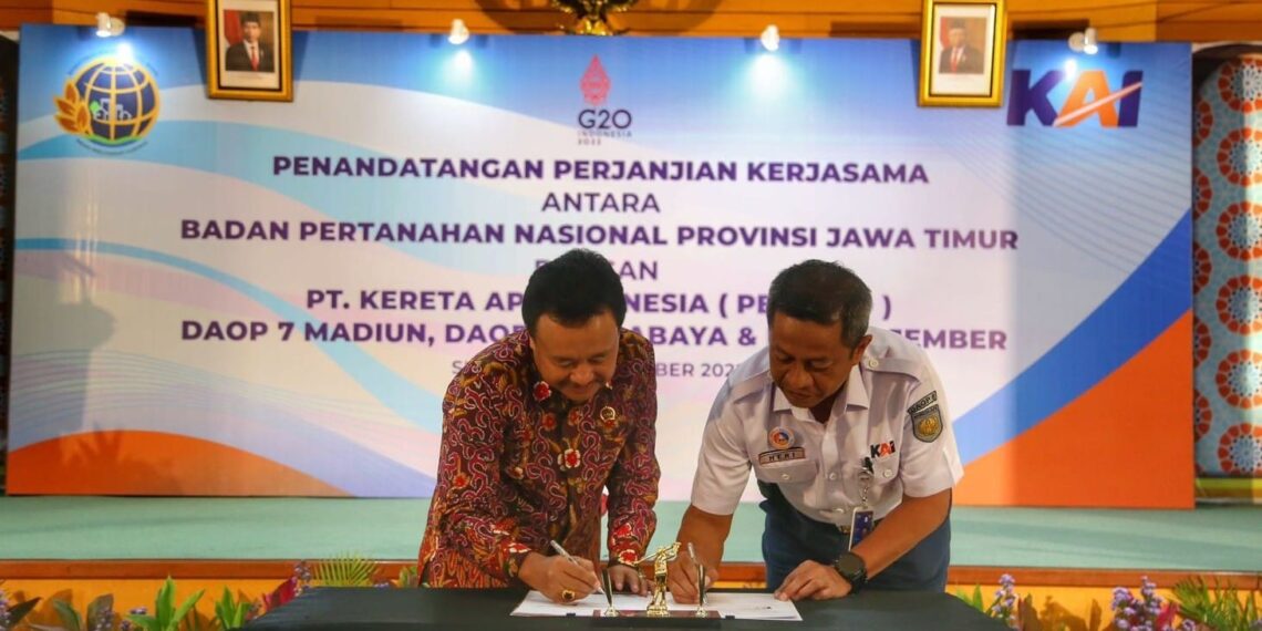 Penandatanganan PKS antara PT KAI dengan BPN Jatim di Ruang Aula Reforma Agraria Kanwil BPN Jatim, Senin (10/10/2022). (ist)