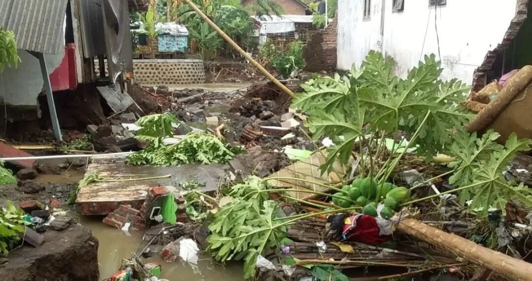 Sejumlah Rumah di Banyuwangi Rusak Parah Akibat Banjir, Dinas PU CKPP Siapkan Rusunawa sebagai Alternatif 1 Rumah warga Perumahan Sutri yang rusak parah akibat banjir.