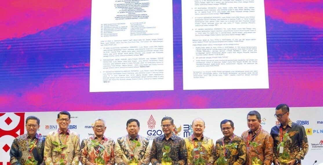 Wakil Menteri BUMN I Pahala Nugraha Mansury (tengah), dan Direktur Utama SIG, Donny Arsal (3 kanan) saat penandatanganan Letter of Intent VCM di Bali Nusa Dua Convention Center, Selasa (18/10/2022). (ist)