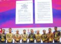 Wakil Menteri BUMN I Pahala Nugraha Mansury (tengah), dan Direktur Utama SIG, Donny Arsal (3 kanan) saat penandatanganan Letter of Intent VCM di Bali Nusa Dua Convention Center, Selasa (18/10/2022). (ist)