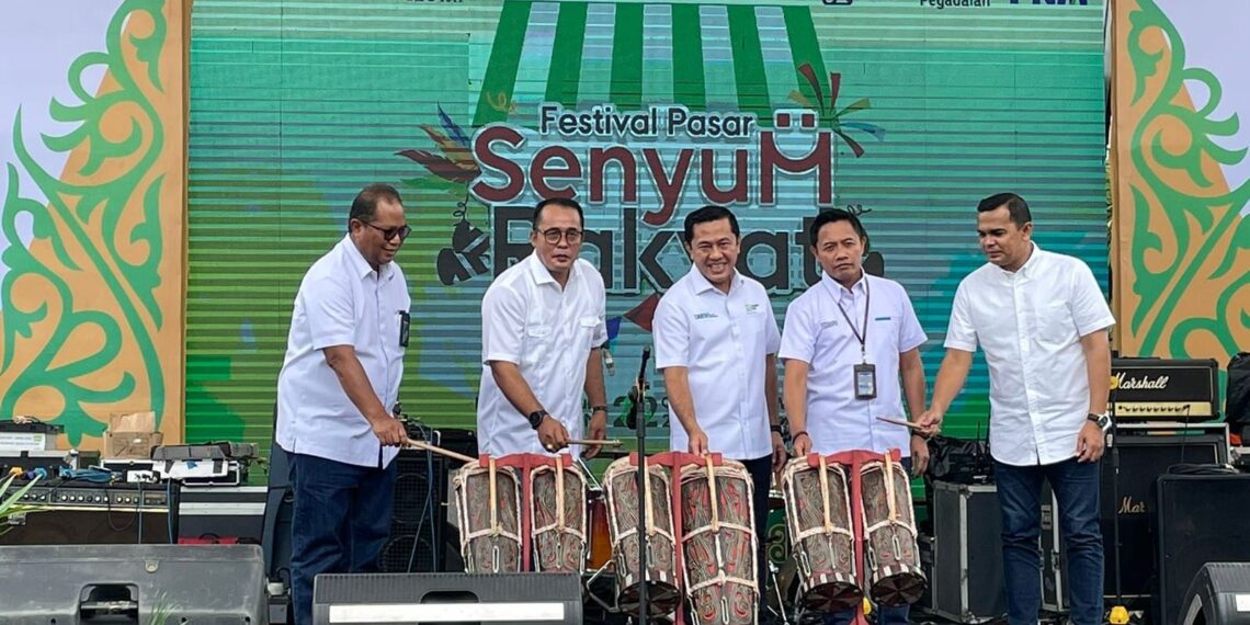 Festival Pasar Senyum Rakyat dibuka oleh Wakil Walikota Medan Aulia Rachman, Direktur Jaringan Operasi dan Penjualan PT Pegadaian Eka Pebriansyah, Direktur Operasional PNM Sunar Basuki. (ist)
