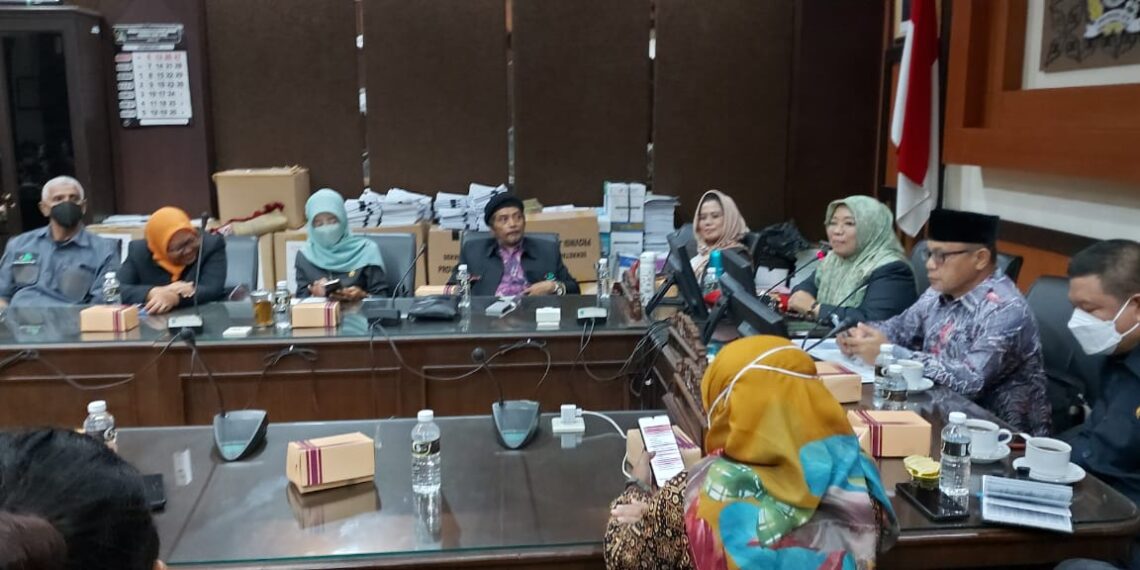 Dewan Kesenian saat Hearing dengan Komisi E DPRD Jatim.