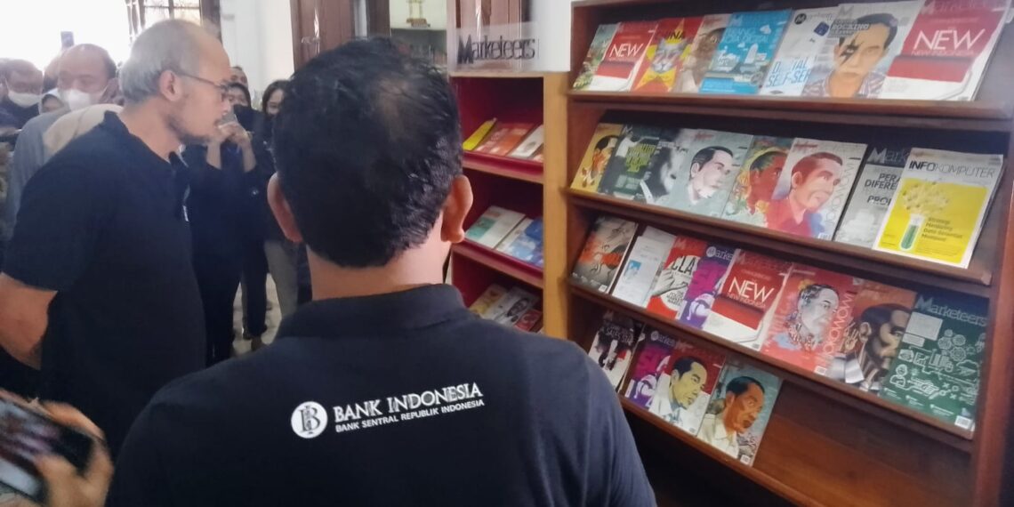 Deputi Kepala BI Jatim Rizki Ernadi Wimanda (kiri) didampingi Imam humas BI Jatim saat membuka kembali Perpustakaan BI di Jl. Raya Darmo, Minggu (30/10/2022). (foto: hari)