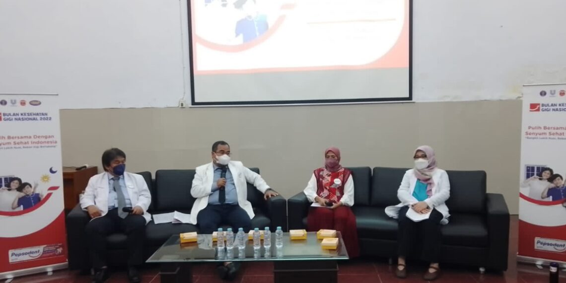 (Kiri-Kanan) Prof. drg. Coen Pramono D, SU., Sp.BM (K)., FICS. Direktur RSGM Pendidikan Unair, Dr. drg. Agung Sosiawan, M.Kes Dekan FKG Unair, drg. Ratu Mirah Afifah, GCClinDent., MDSc. Head of Professional Marketing Personal Care Unilever Indonesia, drg. Dini Setyowati, M.PH., Ph.D Dosen & Peneliti FKG Unair. (foto: hari)