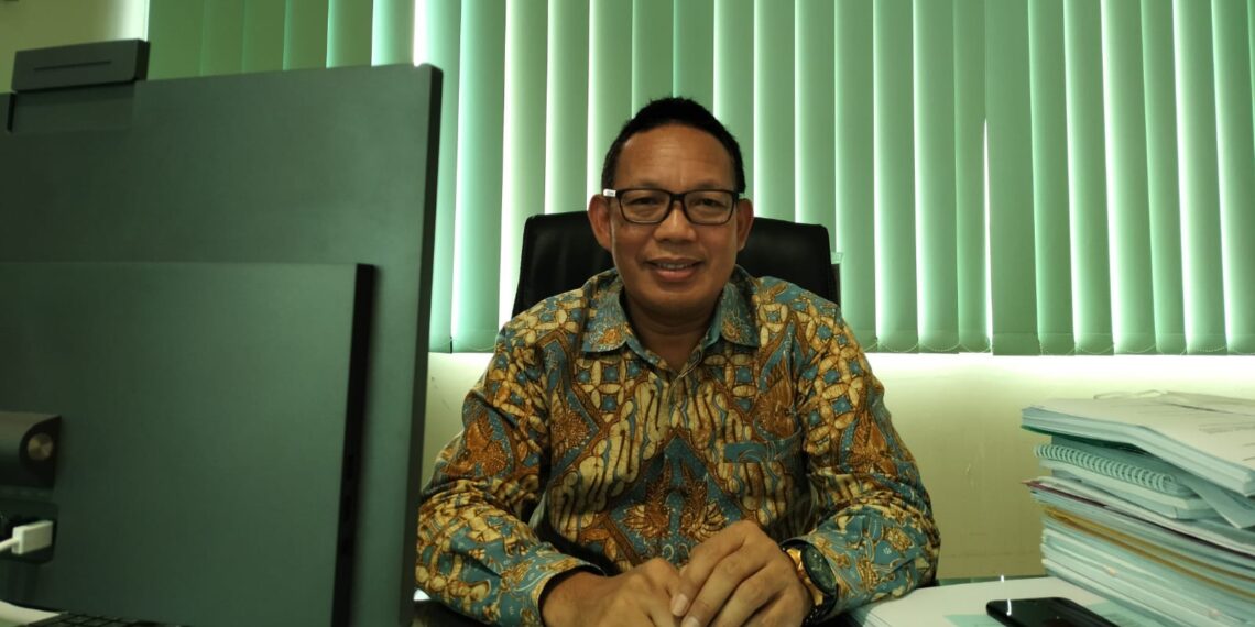 Prof Junaidi Khotib SSi Apt MKes PhD, dekan Fakultas Farmasi Unair. (ist)