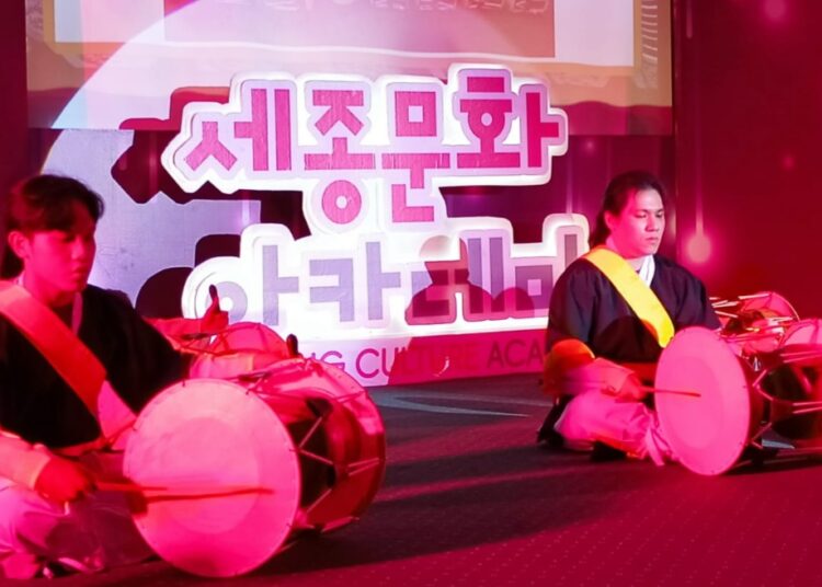 Kelompok B saat memainkan Janggu, alat Musik tabuh tradisonal Korea. (foto: ist)