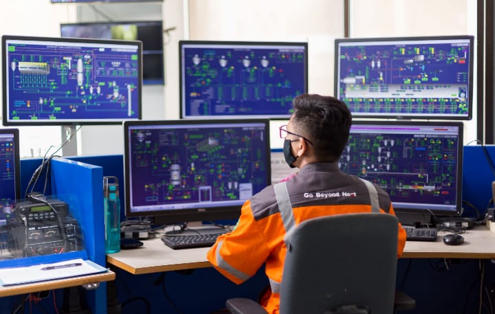 SIG Terus Pacu Talenta Digital Perusahaan 1 Karyawan melakukan monitoring proses produksi semen melalui Central Control Room (CCR) di Pabrik Rembang, Jawa Tengah. (ist)