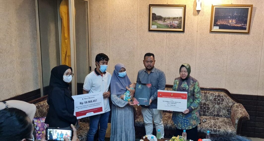 Mensos di dampingi Bupati Gresik menyerahkan bantuan bagi Nazril