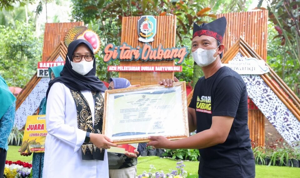 Ipuk Fiestiandani saat menyerahkan tanda daftar varietas tanaman dari Kementan