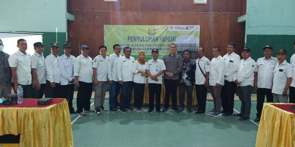 Kasi Intel Kejari Gresik, Deni Niswansyah, Camat Cerme Umar Hasym dan seluruh Kades se Kecamatan Cerme saat foto bersama setelah acara penyuluhan hukum
