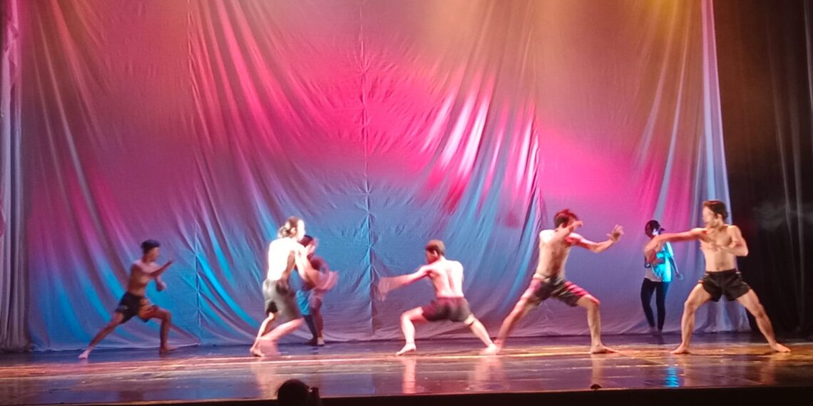 Salah satu penampil dari peserta Parade Teater Jawa Timur 2022 di Gedung Kesenian Cak Durasim Jl. Gentengkali Surabaya pada Jumat - Sabtu (18-19/11/2022). (ist)